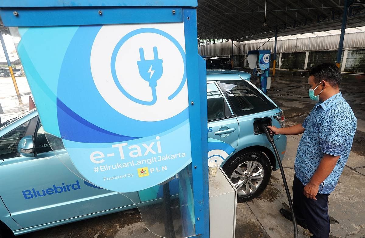 Taxi elektriko bat, autoaren bateria kargatzen, Indonesiako Jakarta hiriburuan. BAGUS INDAHONO, EFE
