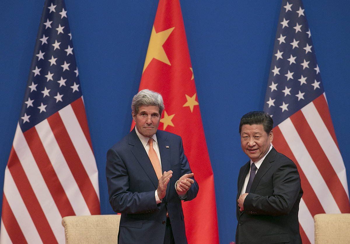 John Kerry COP26arako AEBen ordezkaria eta Xi Jinping Txinako presidentea, artxiboko irudi batean. ROLEX DE LA PEñA, EFE