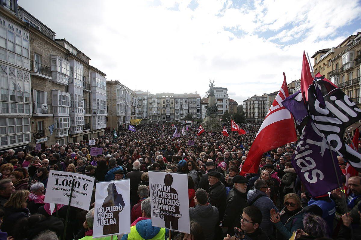 Lan eta pentsio erreformen aurkako manifestzioa bat, Gasteizen. ENDIKA PORTILLO / FOKU