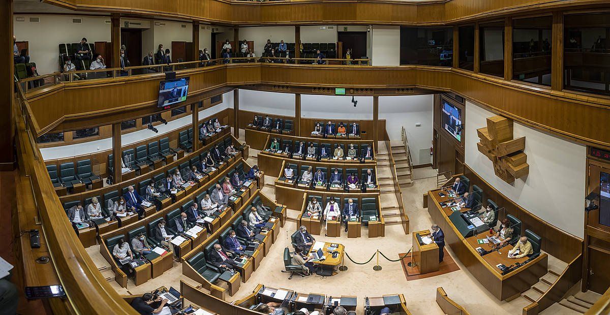 Eusko Legebiltzarreko irudi bat, irailekoa. Han eztabaidatu dute ongietorriei buruz, gaur. JAIZKI FONTANEDA / FOKU