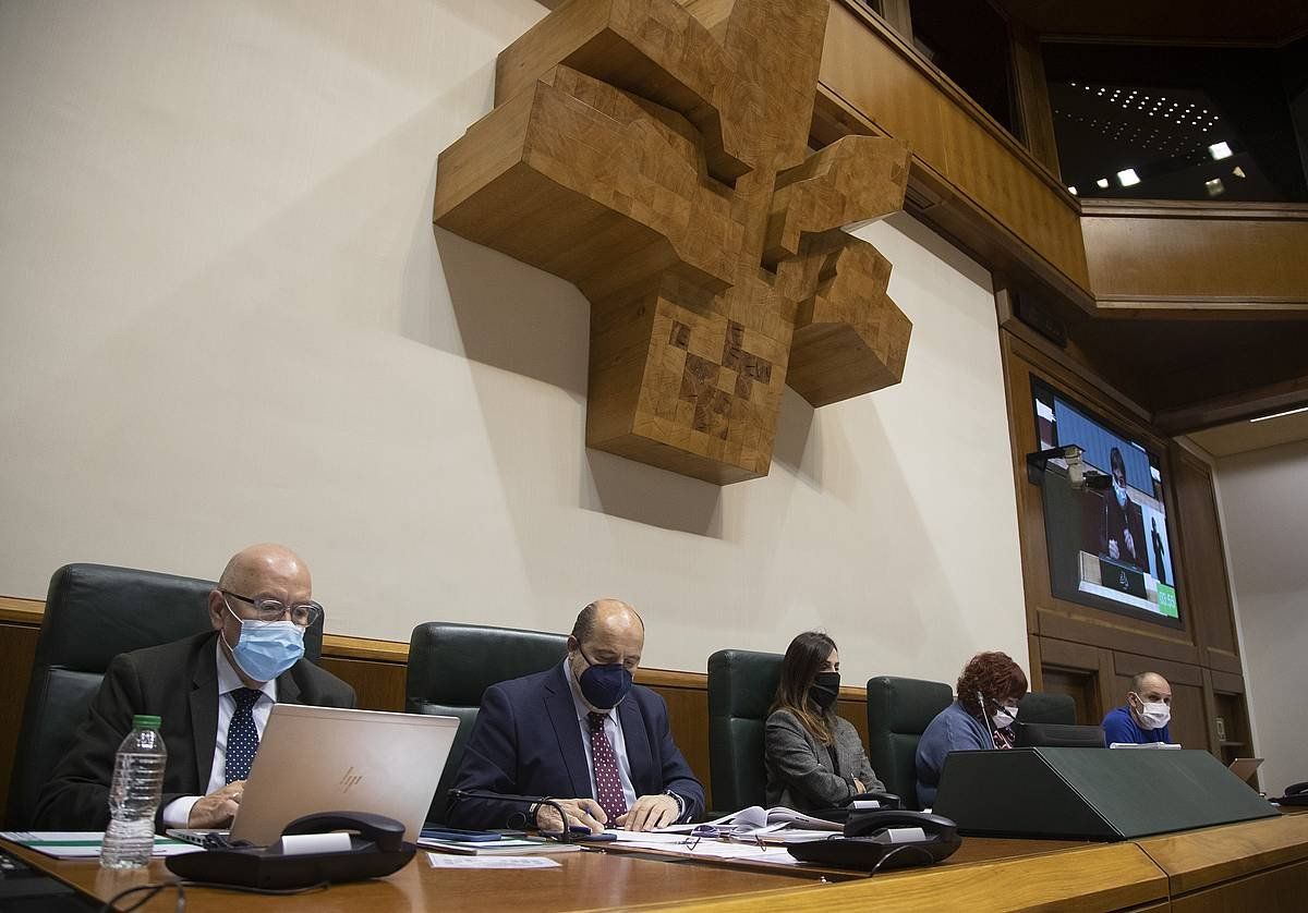 Eusko Legebiltzarreko Mahaia, gaurko osoko bilkuran. EUSKO LEGEBILTZARRA