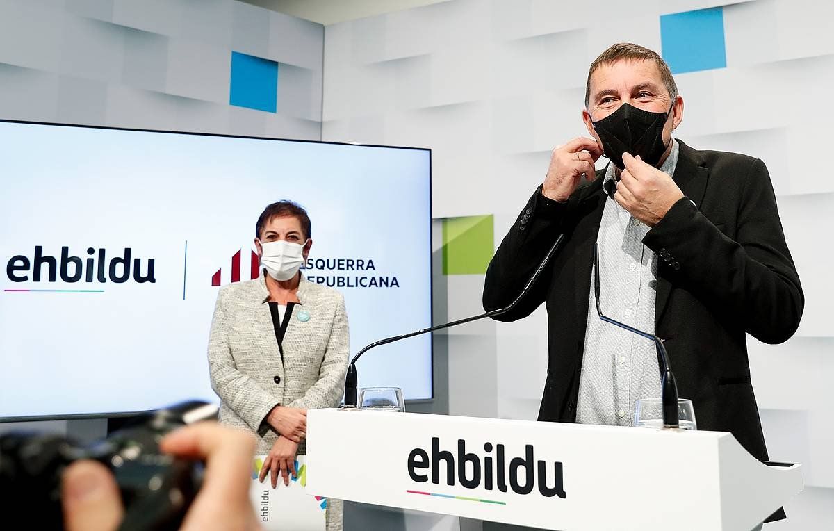 Arnaldo Otegi eta Mertxe Aizpurua, gaur goizeko agerraldian. EFE