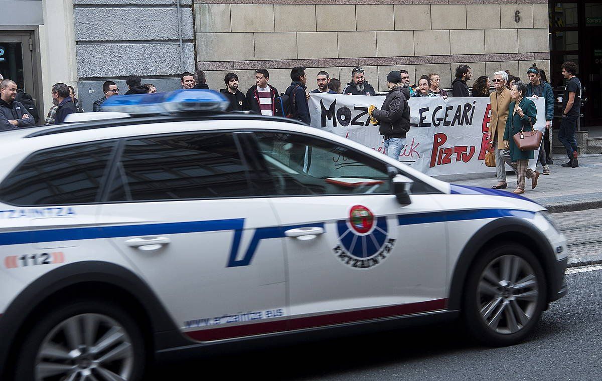 Ertzantzaren auto bat, Mozal legearen kontrako elkarretaratze baten aurrean, 2019an, Bilbon. LUIS JAUREGIALTZO / FOKU