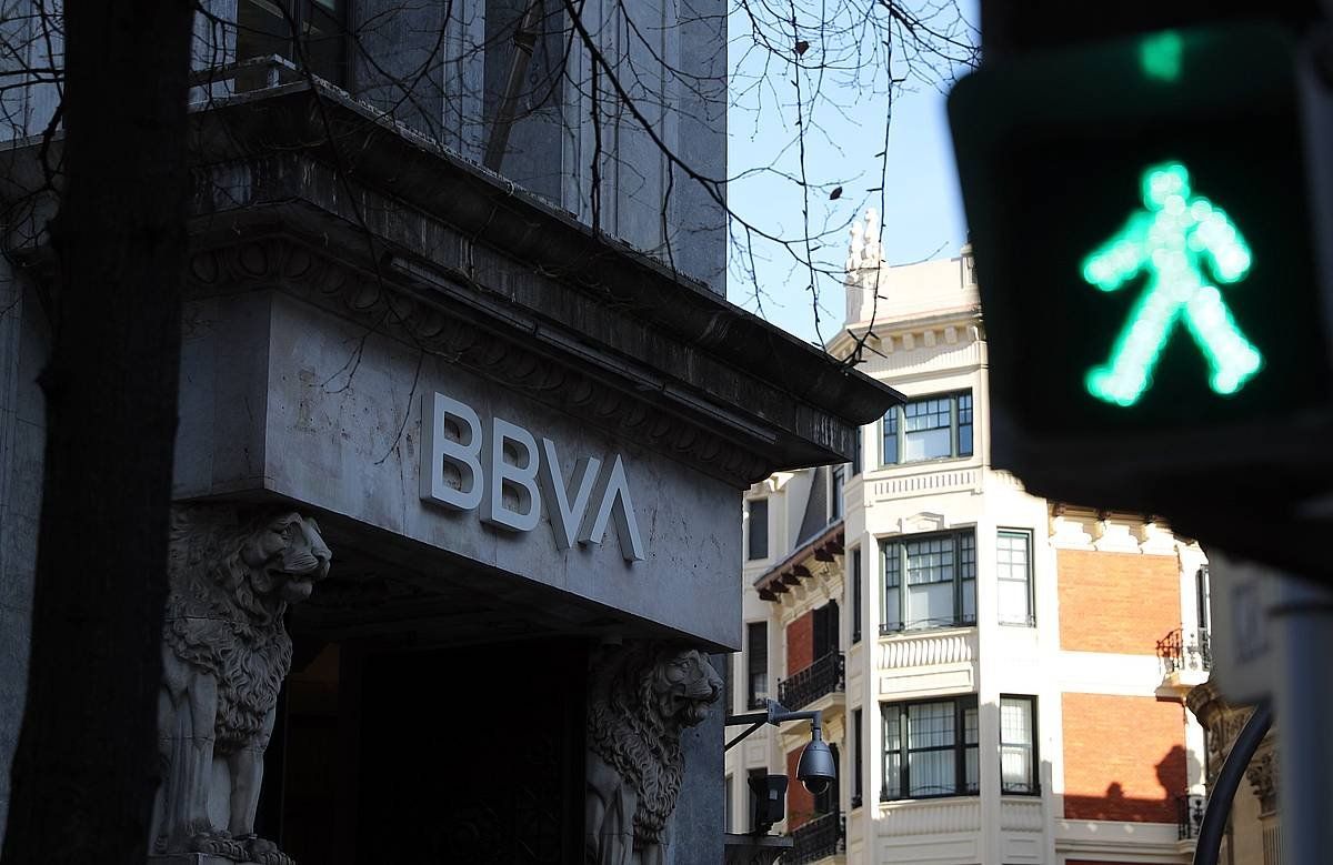 BBVA bankuaren egoitza nagusiko sarrera. LUIS TEJIDO / EFE