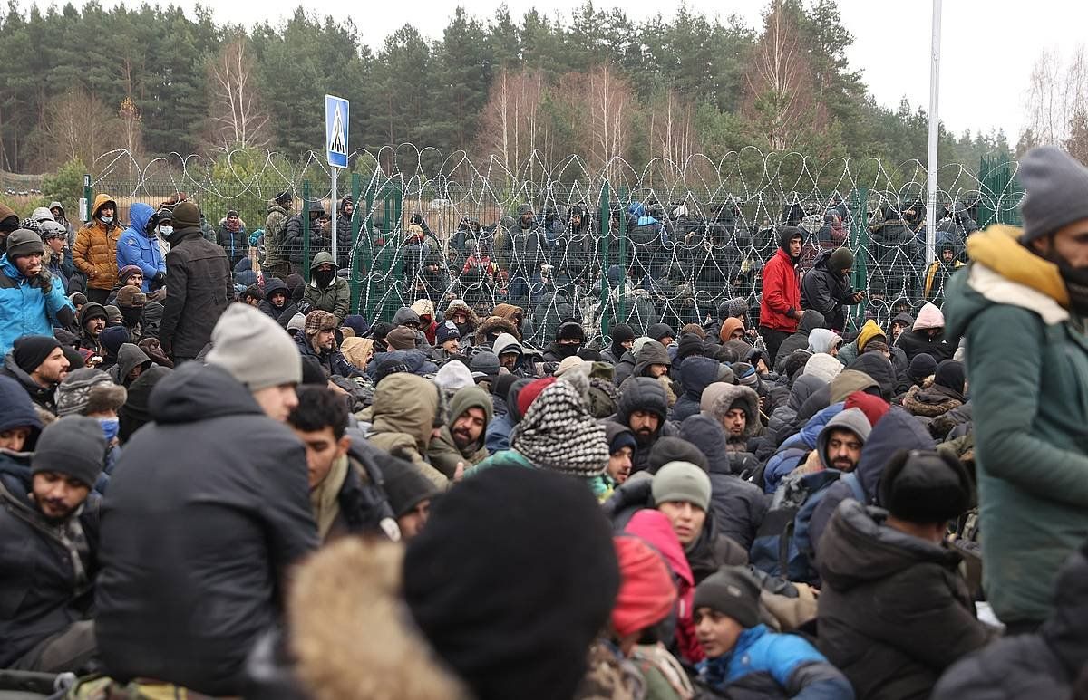 Milaka migratzaile Bielorrusiaren eta Poloniaren arteko mugan, gaur. OKSANA MANCHUK / EFE