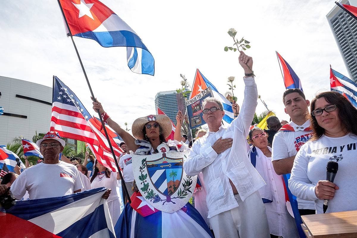 Kubako diasporako talde bat uharteko gobernuaren kontra protestan, gaur, AEBetako Miami hirian. CRISTOBAL HERRERA-ULASHKEVICH, EFE