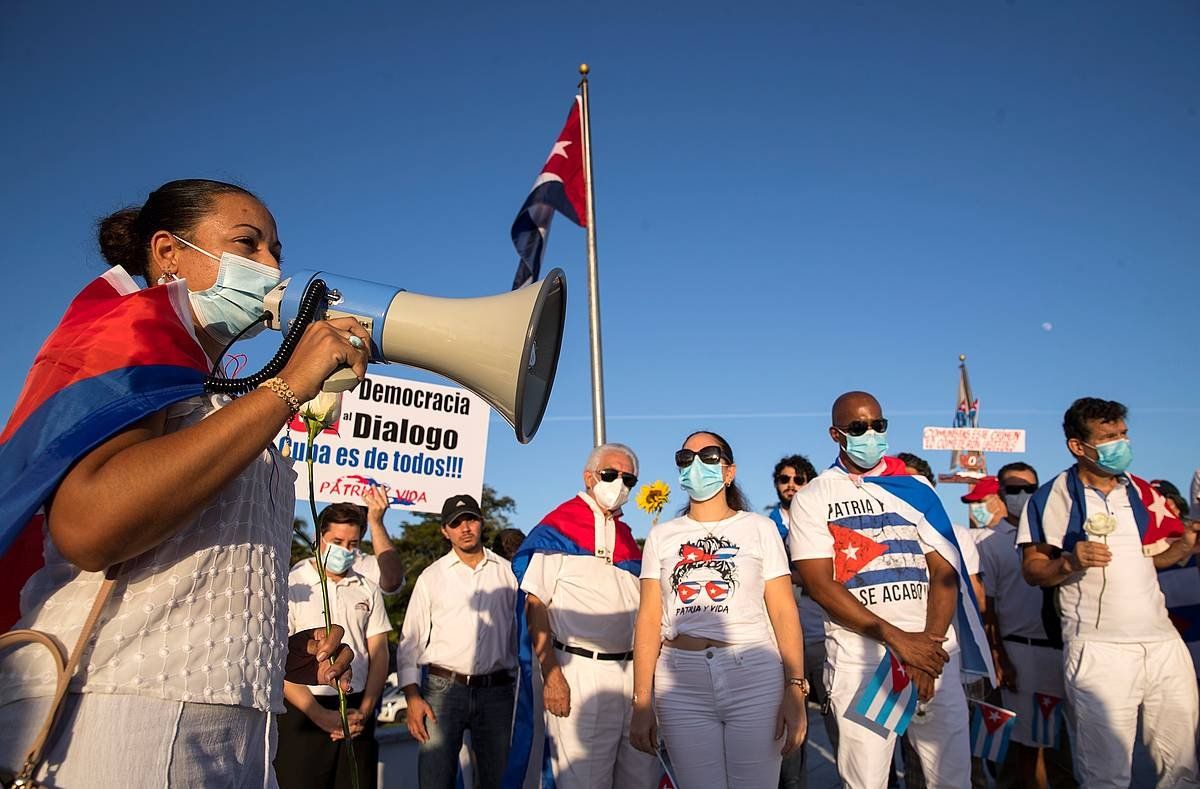Kubatar talde bat Habanako exekutiboaren aurka protestatzen, Santo Domingon, Dominikar Errepublikan. ORLANDO BARRIA, EFE