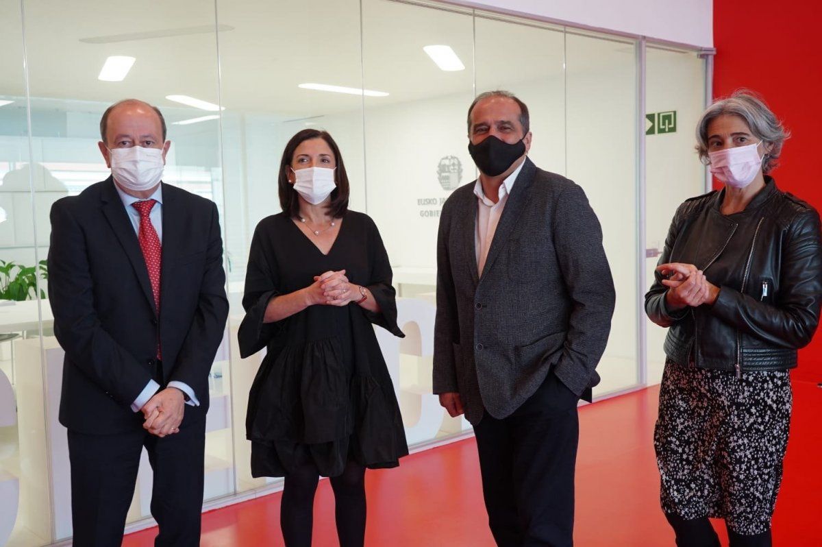 Eusko Jaurlaritzako eta Foro Sozial Iraunkorreko kideak, gaur, Bilbon. FORO SOZIAL IRAUNKORRA