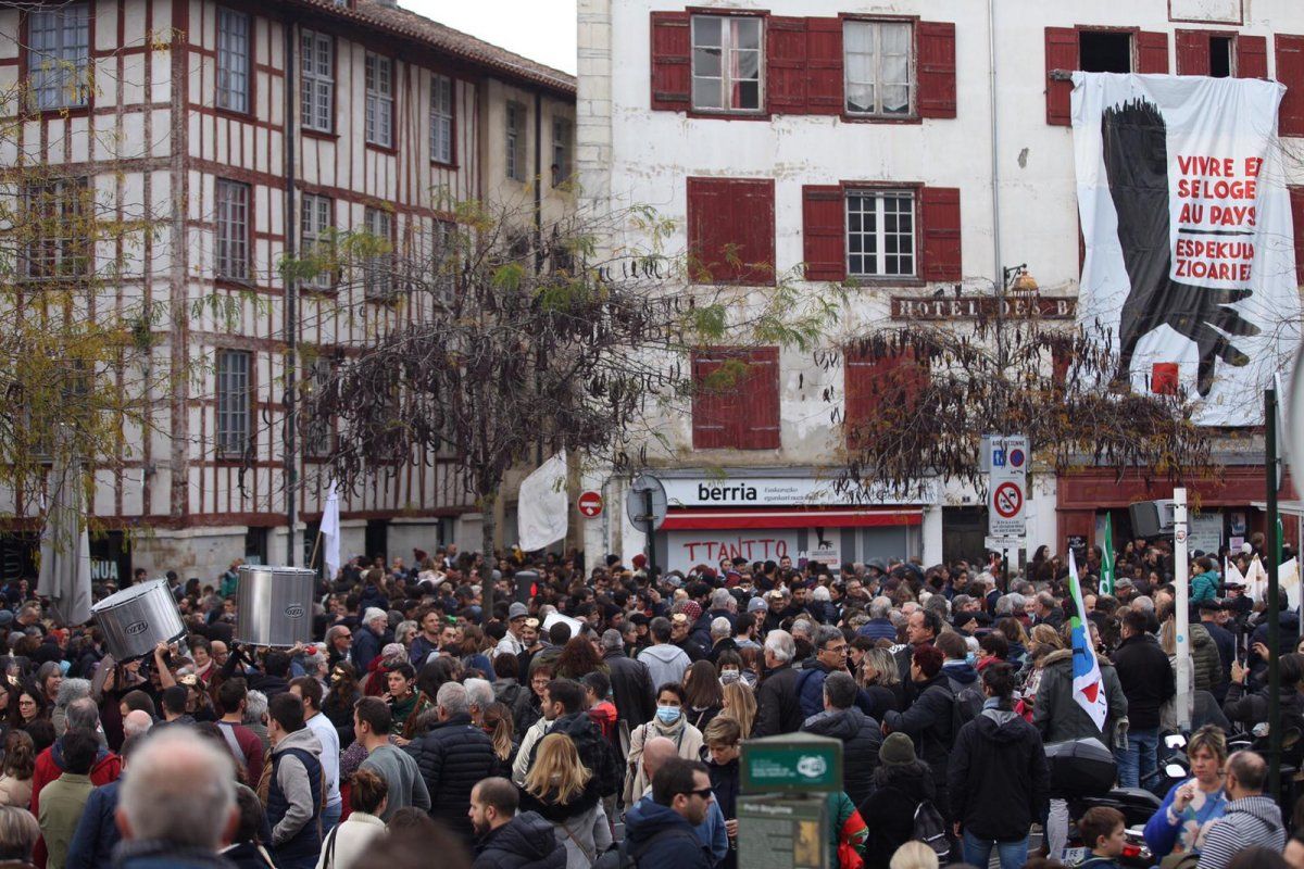 San Andres plaza, manifestazioa hasi aitzin. LOGEMENT ETXEBIZITZA, @LOGEMENTEH