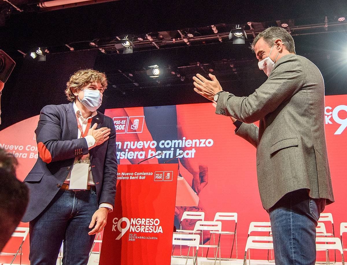 Pedro Sanchez Bilbon, gaur, Anduezari txalo egiten. JAVIER ZORRILLA / EFE