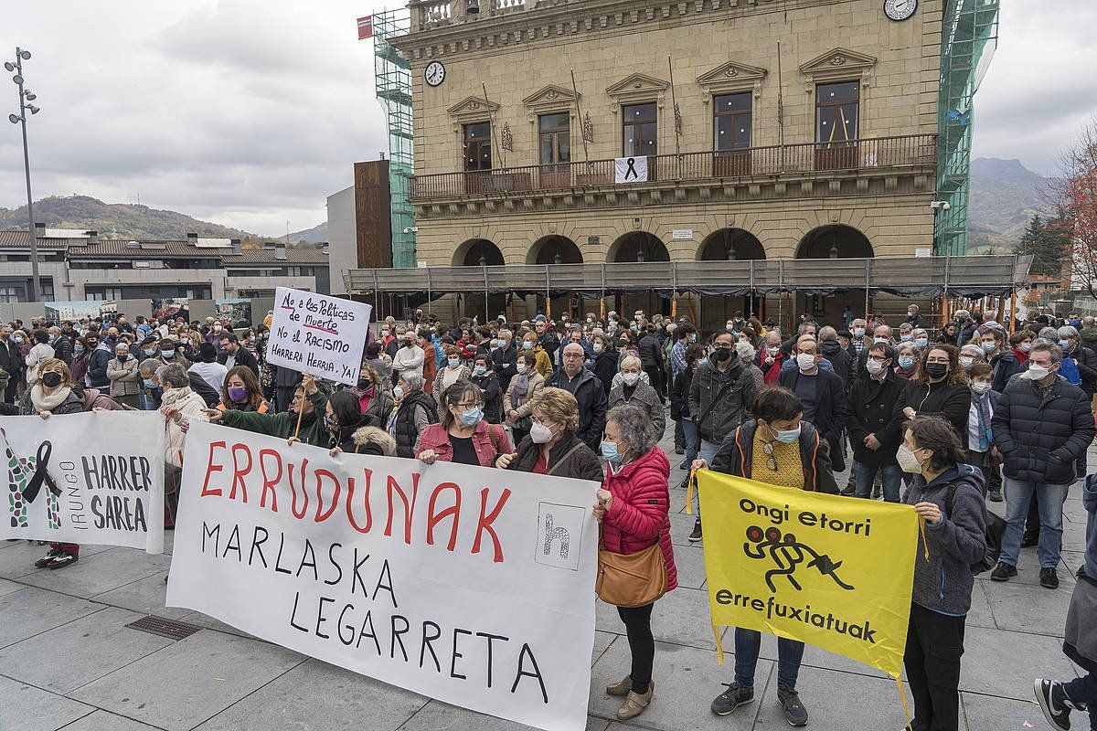 Irungo Harrera Sareak deitutako protesta, gaur, Irungo (Gipuzkoa) udaletxearen aurrean,. ANDONI CANELLADA / FOKU