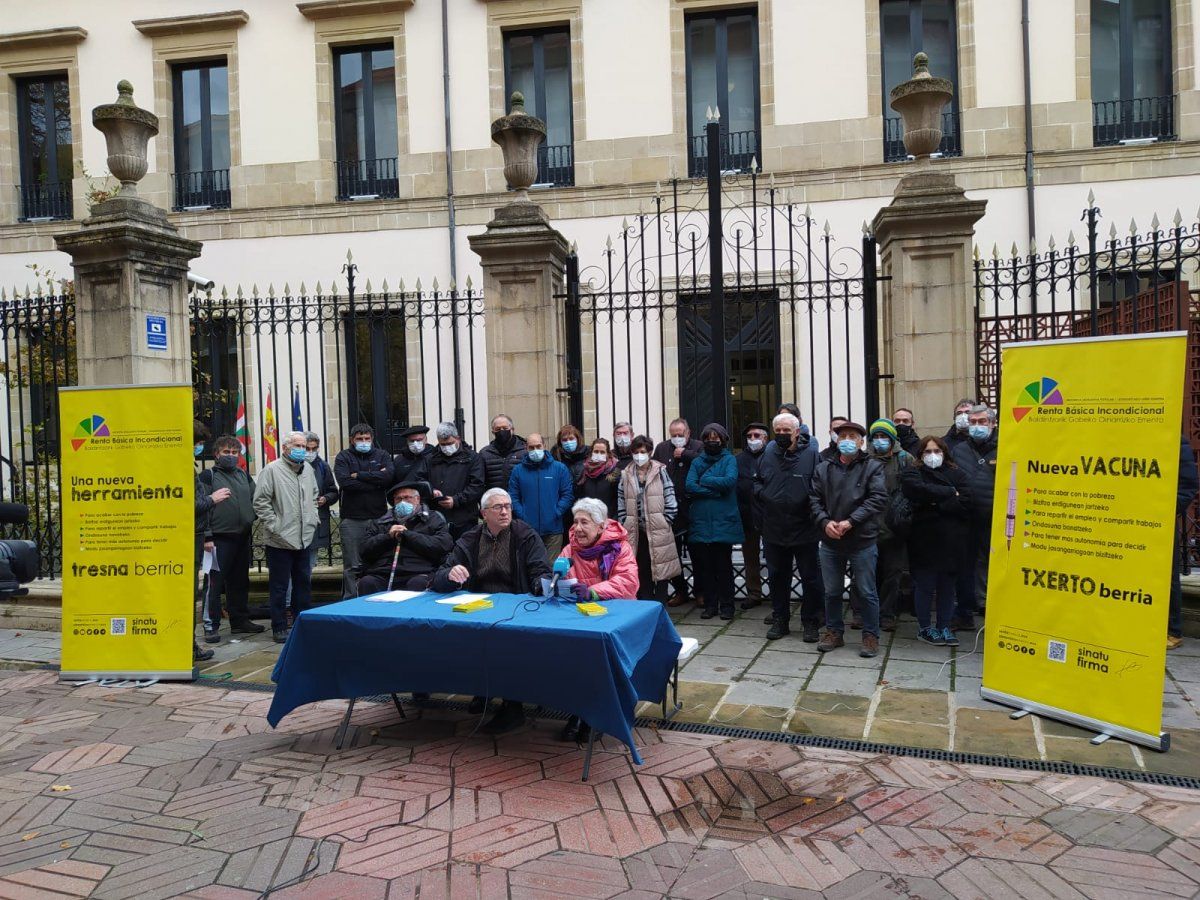 Eusko Legebiltzarraren aurrean egin dute agerraldia Gasteizen. BERRIA