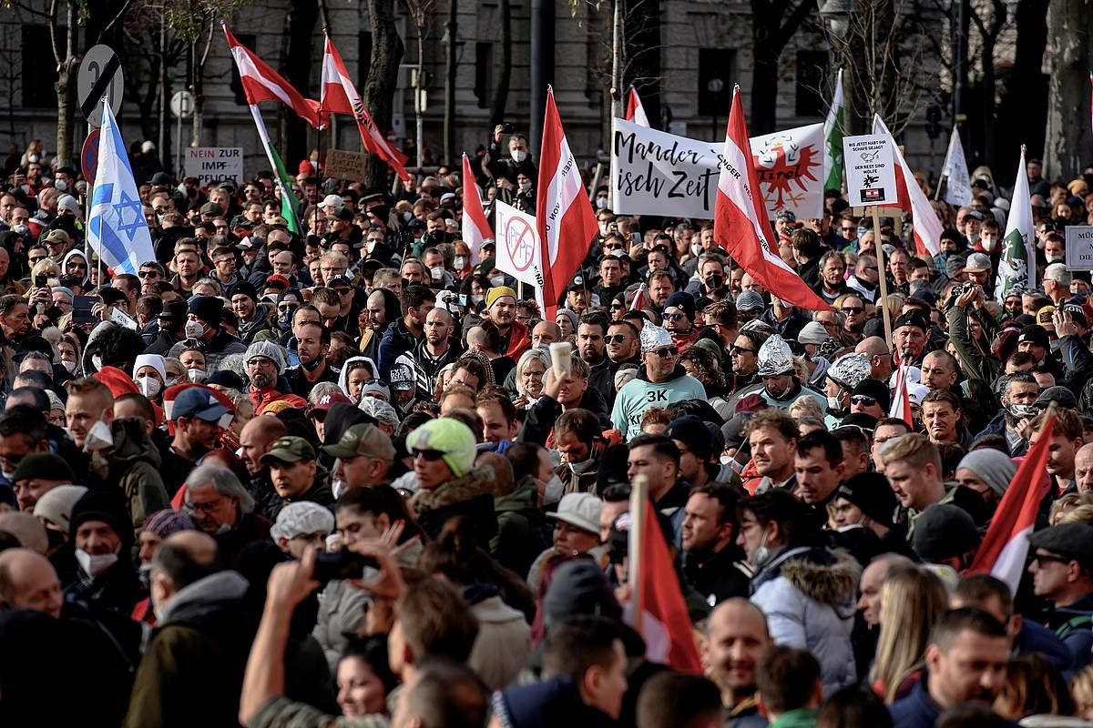 Austriako Gobernuak hartutako neurri murriztaileen kontrako manifestazioa, joan den larunbatean, Vienan. CHRISTIAN BRUNA, EFE