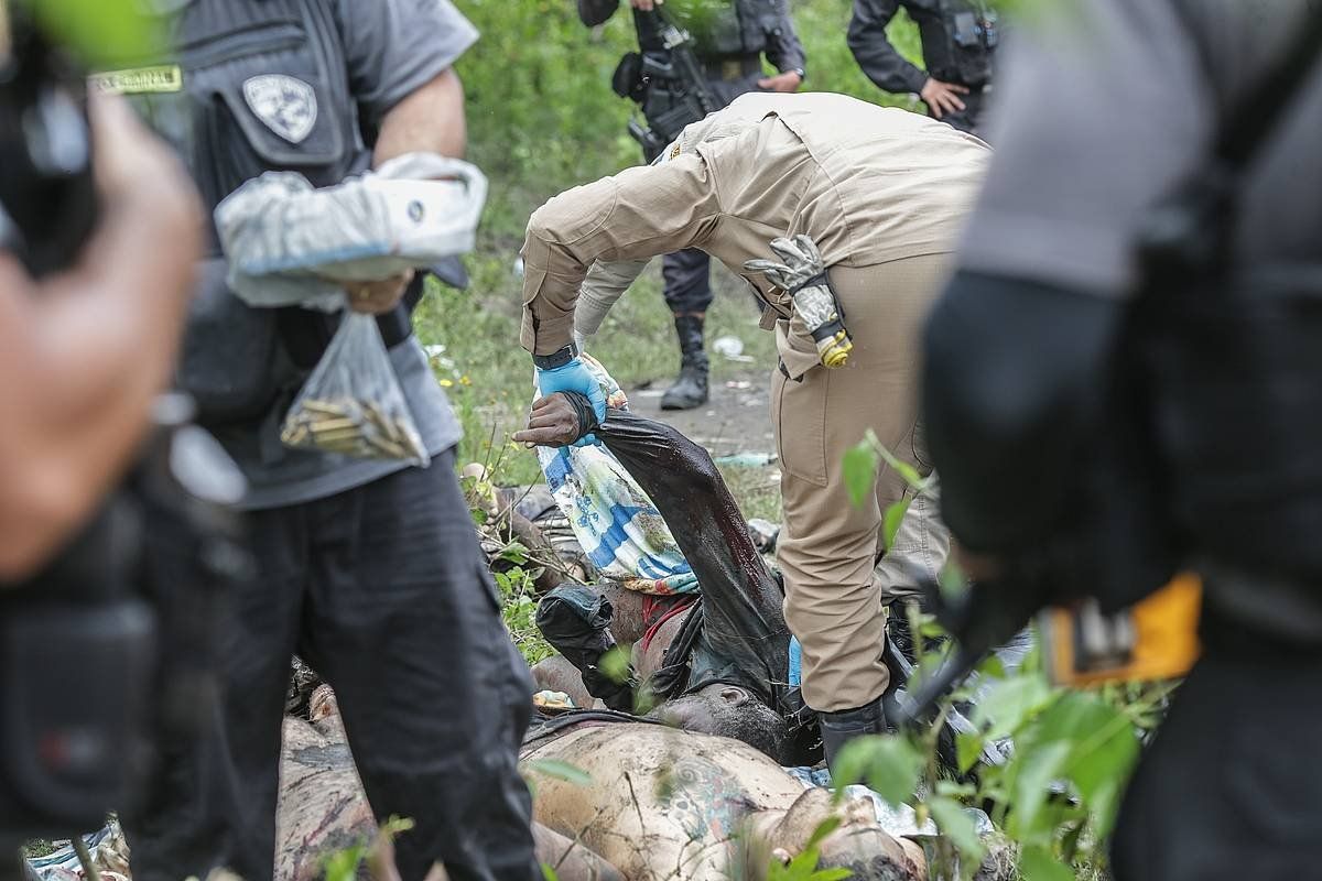 Poliziako adituak Rio de Janeiro (Brasil) kanpoaldean aurkitutako gorpuak aztertzen, atzo. ANDRé COELHO / EFE