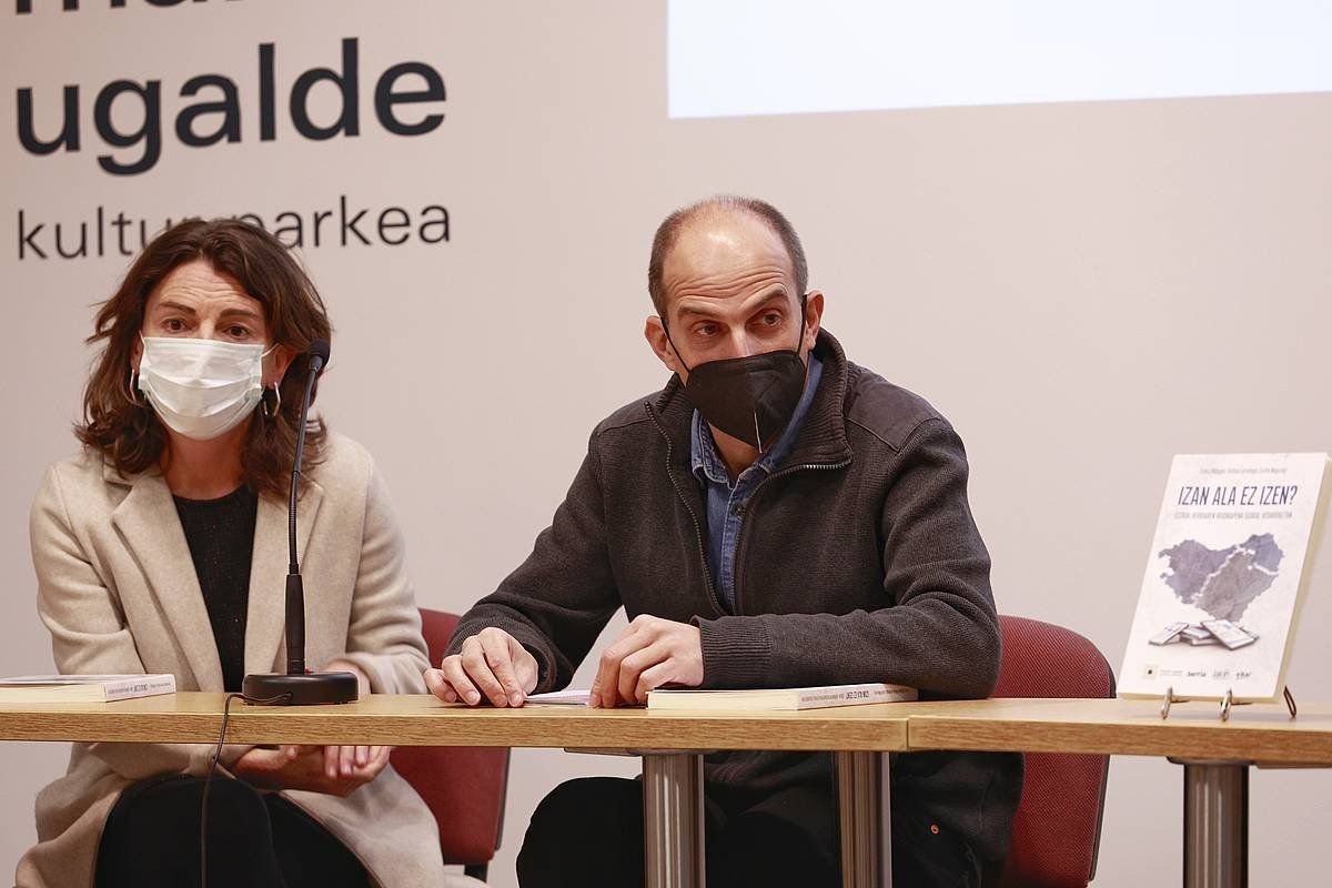 Ainhoa Larrañaga eta Eneko Bidegain Huheziko irakasleak, Ainhoa Larrañaga eta Eneko Bidegain Huheziko irakasleak, gaur goizean, Andoaingo Martin Ugalde kultur parkean. MAIALEN ANDRES / FOKU