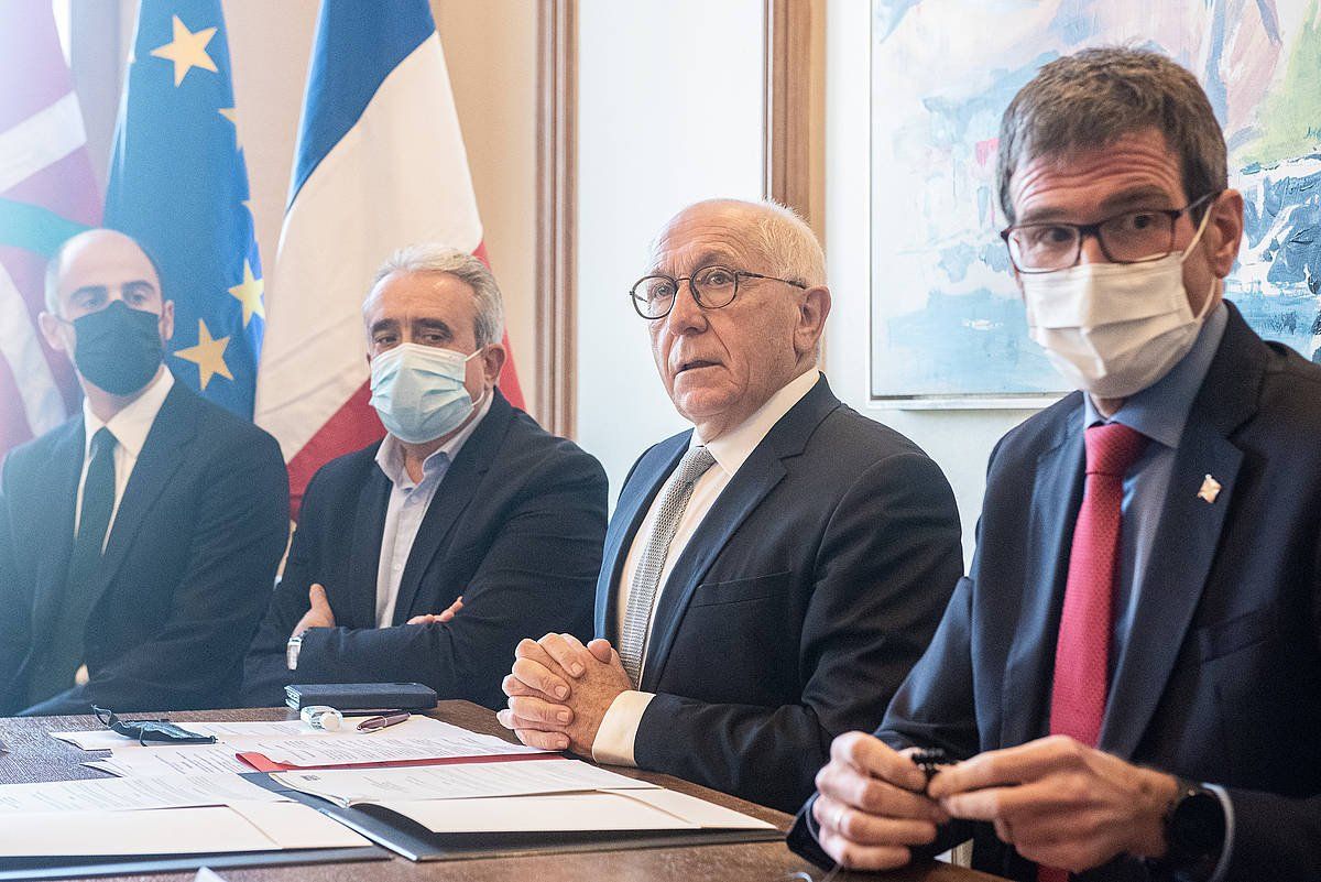 Jean Rene Etxegarai eta Gorka Urtaran, Baionako eta Gasteizko auzapezak goizean, Baionako herriko etxean.. GUILLAUME FAUVEAU