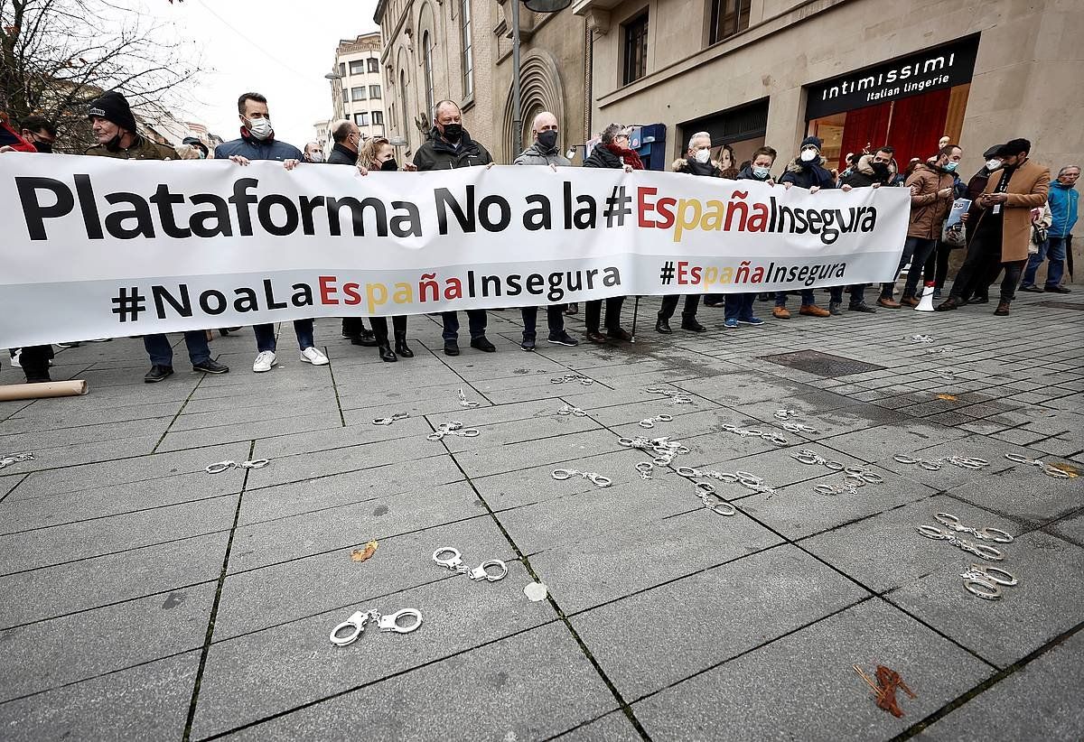 Polizien bilkura, Espainiako Gobernuak Iruñean duen ordezkaritzan, gaur. JESUS DIGES / EFE