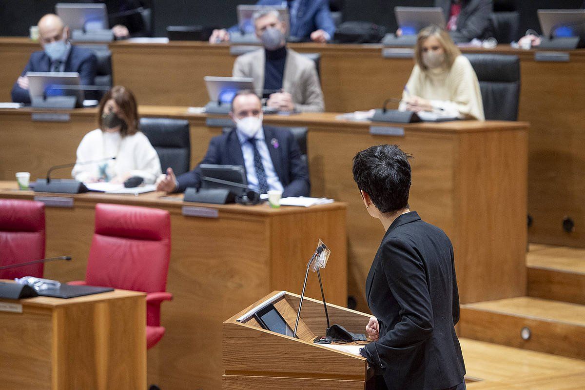 Elma Saiz Ekonomia eta Ogasun kontseilaria, Navarra Sumaren harmailetara zuzenduz. IñIGO URIZ / FOKU