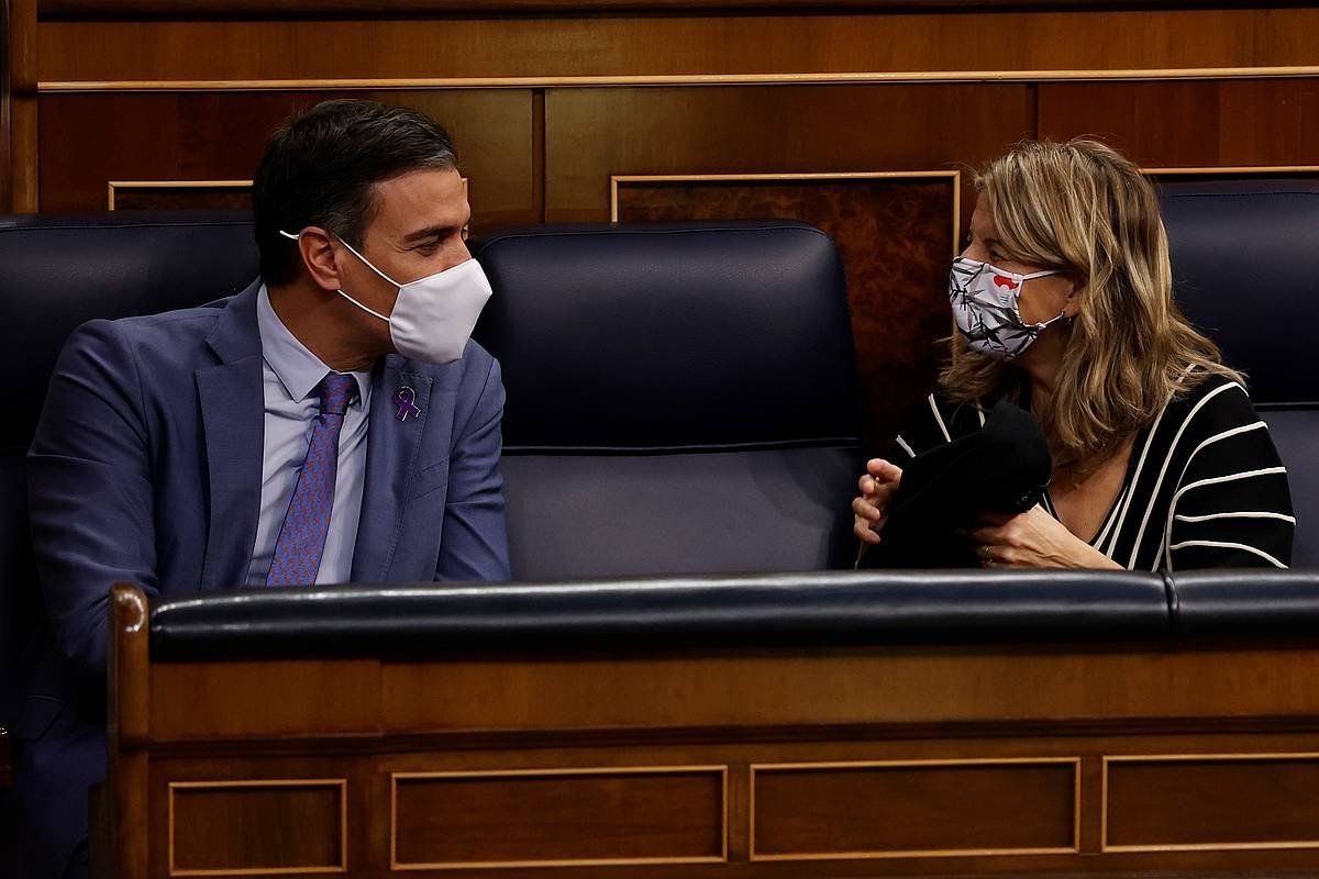 Pedro Sanchez eta Yolanda Diaz, Espainiako Kongresuan, gaur. JUAN CARLOS HIDALGO / EFE