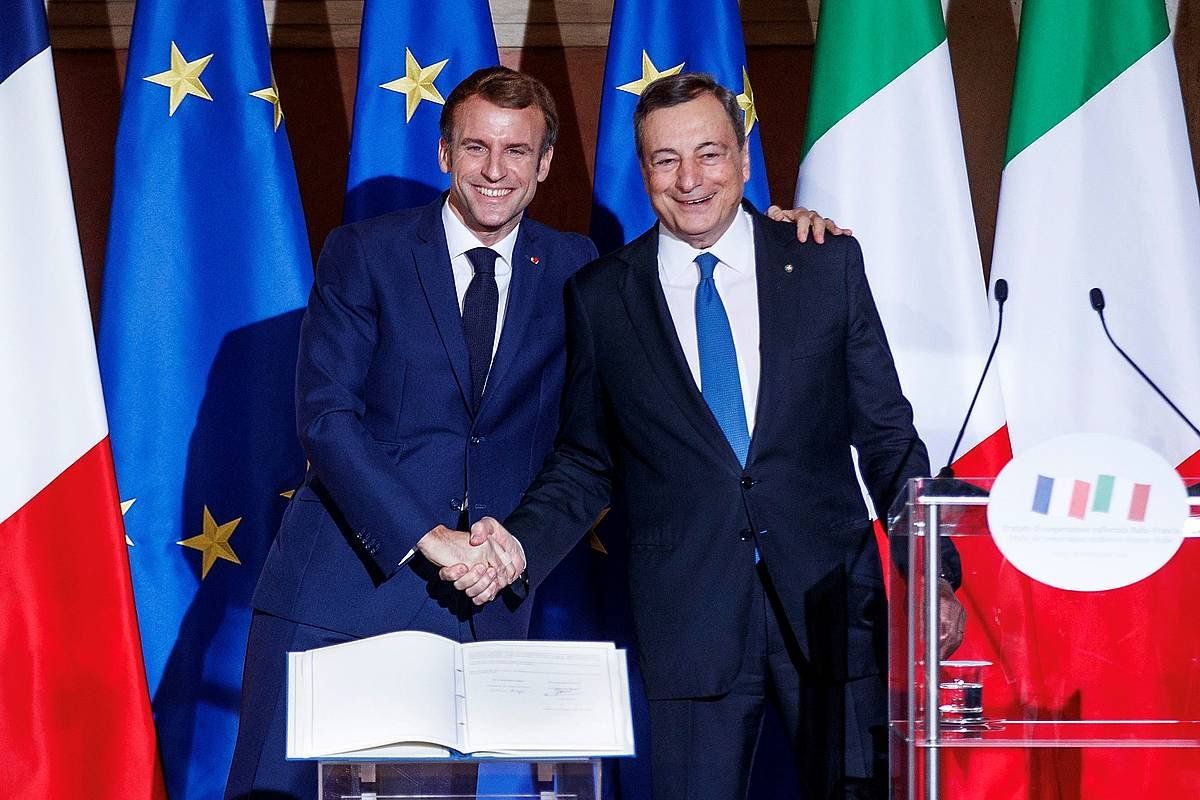 Emmanuel Macron Frantziako presidentea eta Mario Draghi Italiako lehen ministroa, gaur, Quirinale jauregian. PAOLO GIANDOTTI / EFE