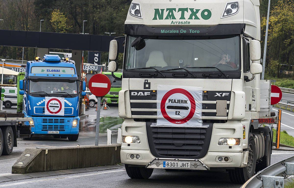 Kamioilari batzuk, astelehen honetan, Lasarte-Oriako atseden lekutik irteten. ANDONI CANELLADA (FOKU)