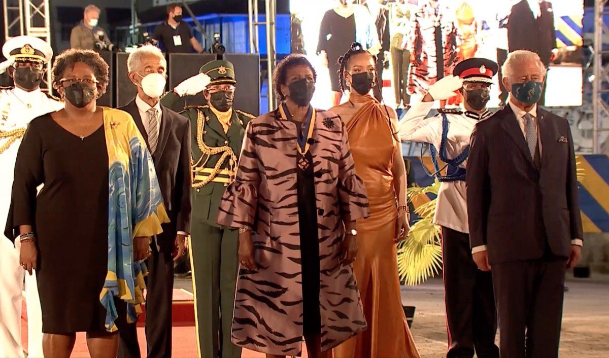 Barbadoseko Lehen ministro Mottley, Mason presidentea, Rihanna eta Charles Mountbatten-Windsor, ekitaldian. BERRIA