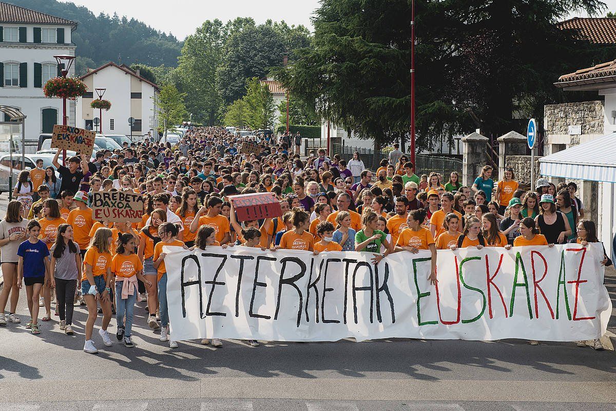 Azterketak euskaraz egiteare aldeko manifestazioa, uztailean, Donapaleun. GUILLAUME FAUVEAU