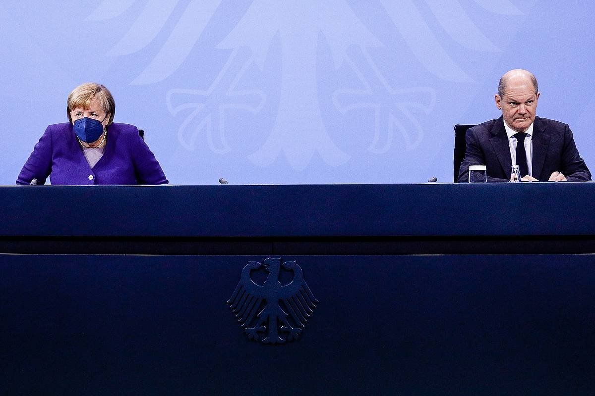 Angela Merkel eta Olaf Scholz, gaurko agerraldian. FILIP SINGER / EFE