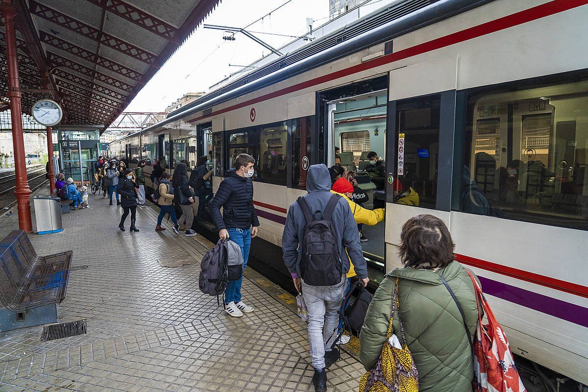 Bidaiariak, Donostiako tren geltokian Renferen tren batera igotzen. GORKA RUBIO, FOKU