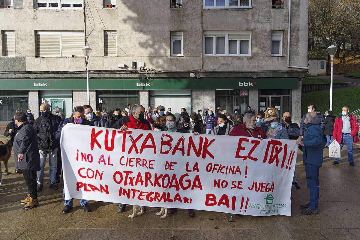 Otxarkoagako bizilagunak, protesta batean, asteartean. ARITZ LOIOLA, FOKU