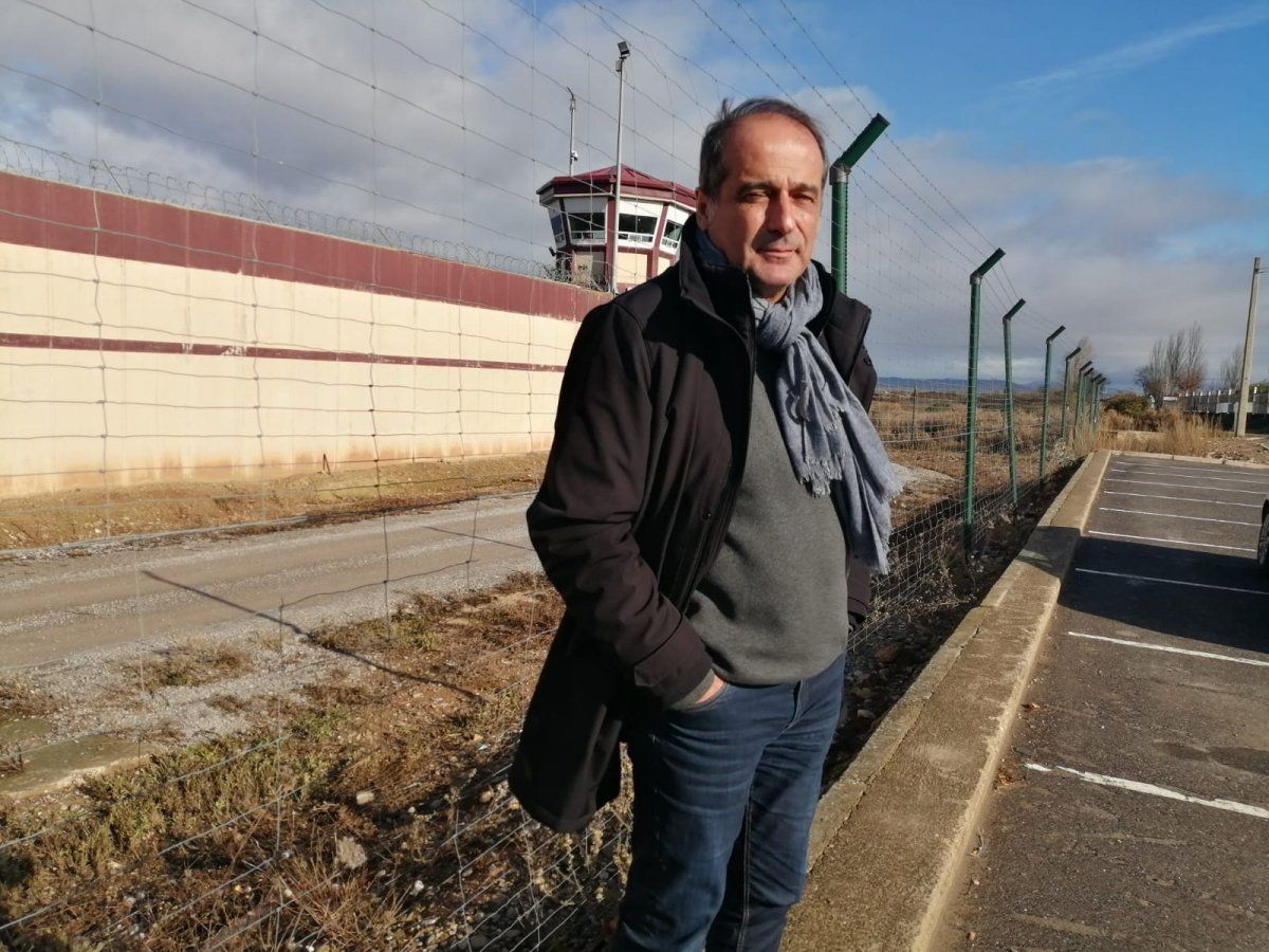 Agus Hernan, gaur goizean, Logroñoko espetxearen aitzinean. FORO SOZIALA