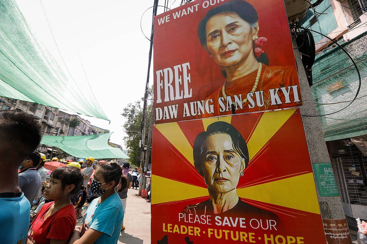 Aung San Suu Kyi kargugabetuiko gobernuburua asktzeko eskatzen duten afixak, estatu kolpearen aurkako protesta batean, martxoaren 18an, Yangonen. STRINGER / EFE