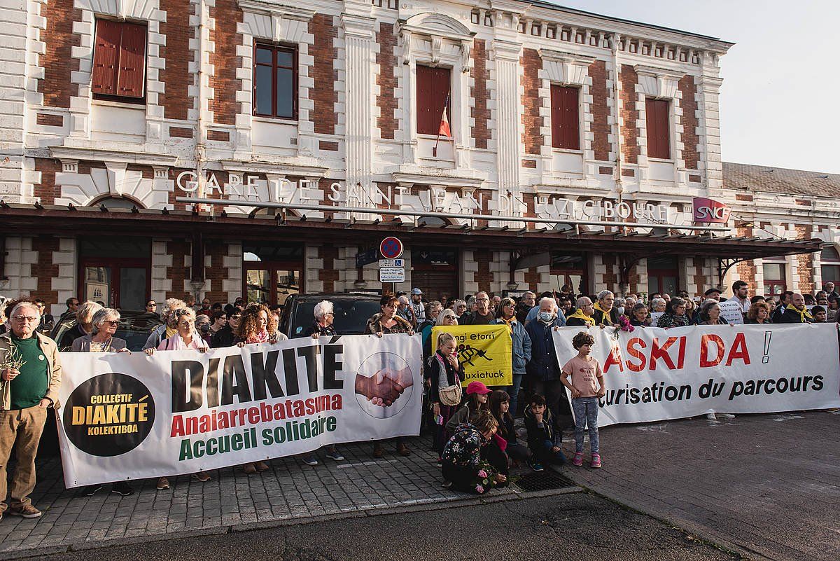 Ziburun hildako hiru migranteen heriotzak salatzeko protesta. GUILLAUME FAUVEAU