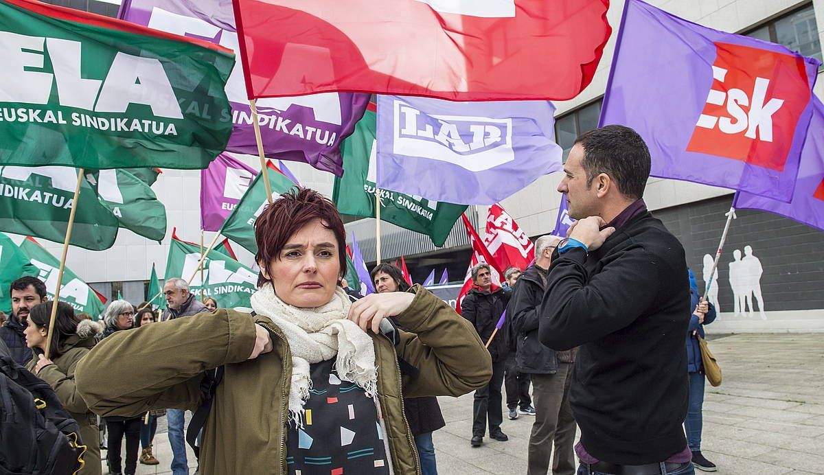 Garbiñe Aranburu LABeko idazkari nagusia eta Mitxel Lakuntza ELAkoa, 2019ko mobilizazio batean. MARISOL RAMIREZ (FOKU)