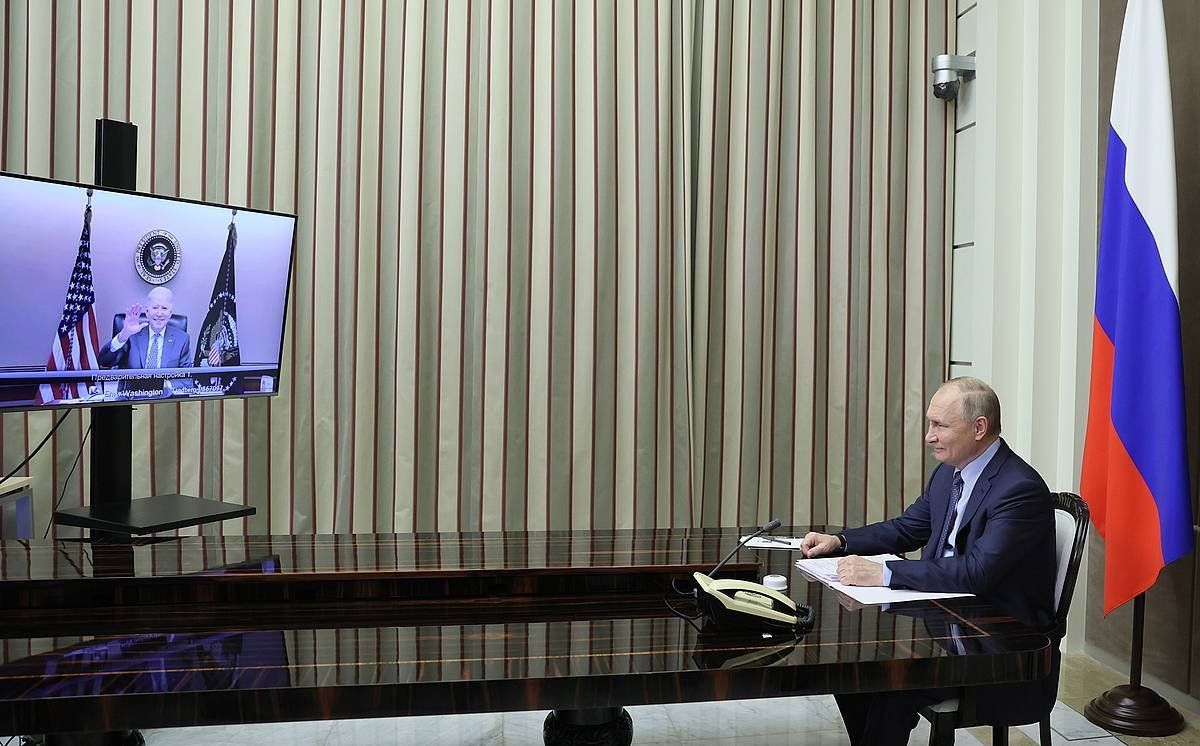 Putin, eta Biden, pantailan, gaurko bilera hasi aurretik. MIKHAEL METZEL / EFE