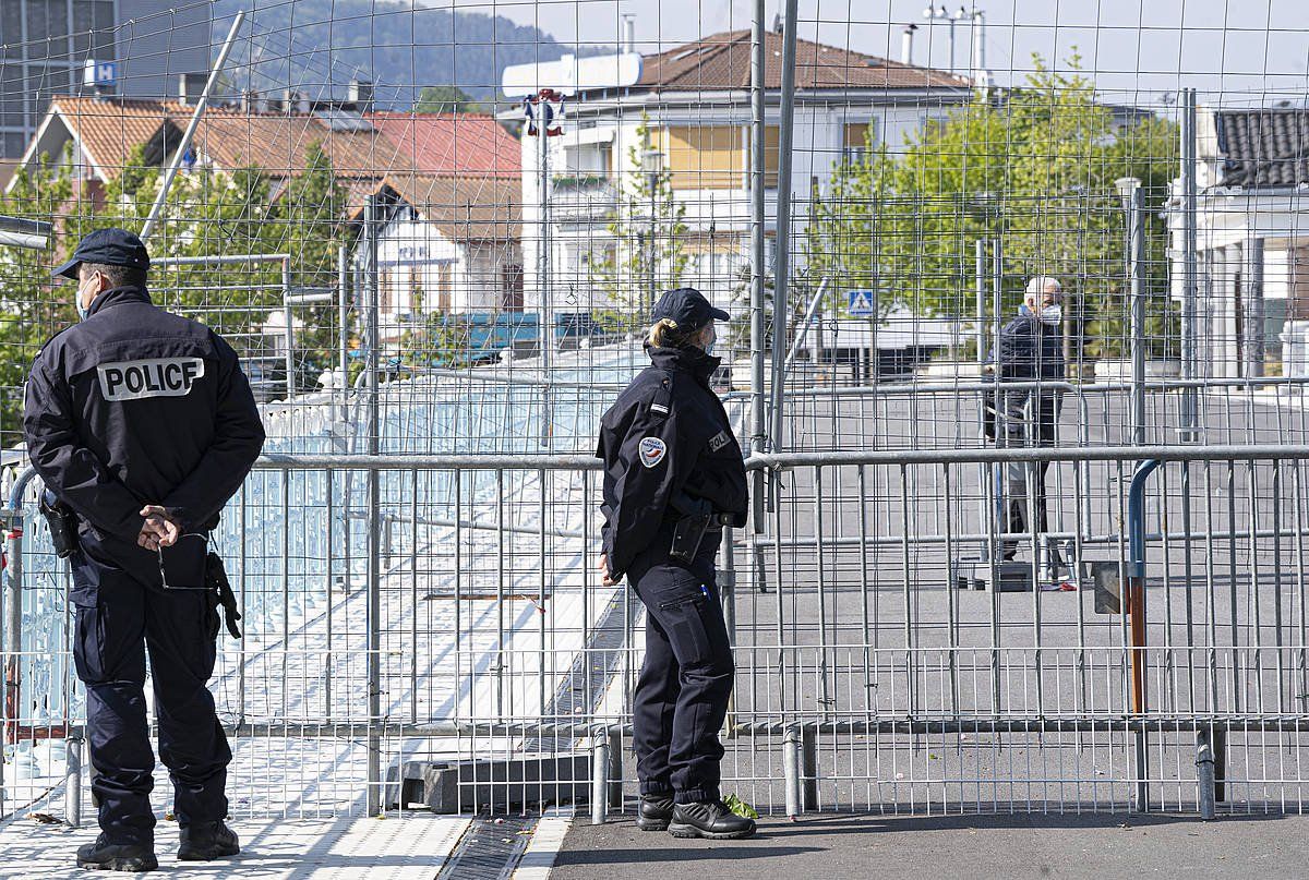 Frantziako Poliziaren kontrol bat Santiagoko zubian, Irun eta Hendaia artean. JAGOBA MANTEROLA / FOKU