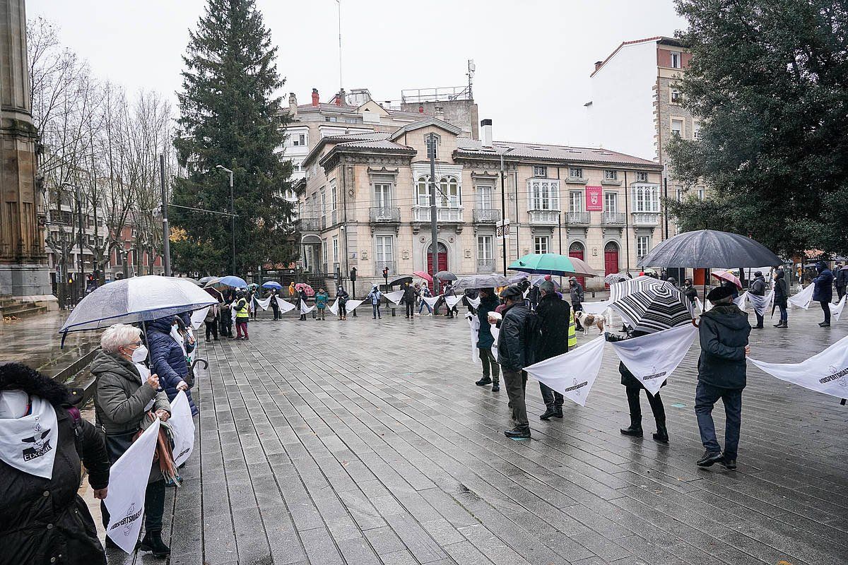 Gasteizen eginiko giza katea, gaur eguerdian. ENDIKA PORTILLO / FOKU