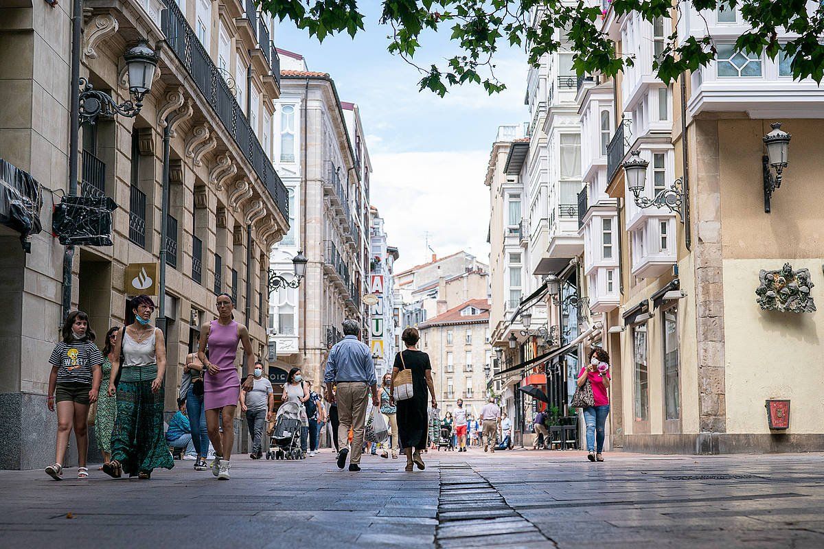 Herritar batzuk paseoan, Gasteizen, artxiboko irudian. ENDIKA PORTILLO / FOKU