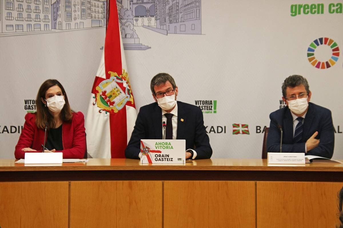 Maider Etxebarria, Gorka Urtaraneta Iñaki Gurtubai, gaurko agerraldian. GASTEIZKO UDALA