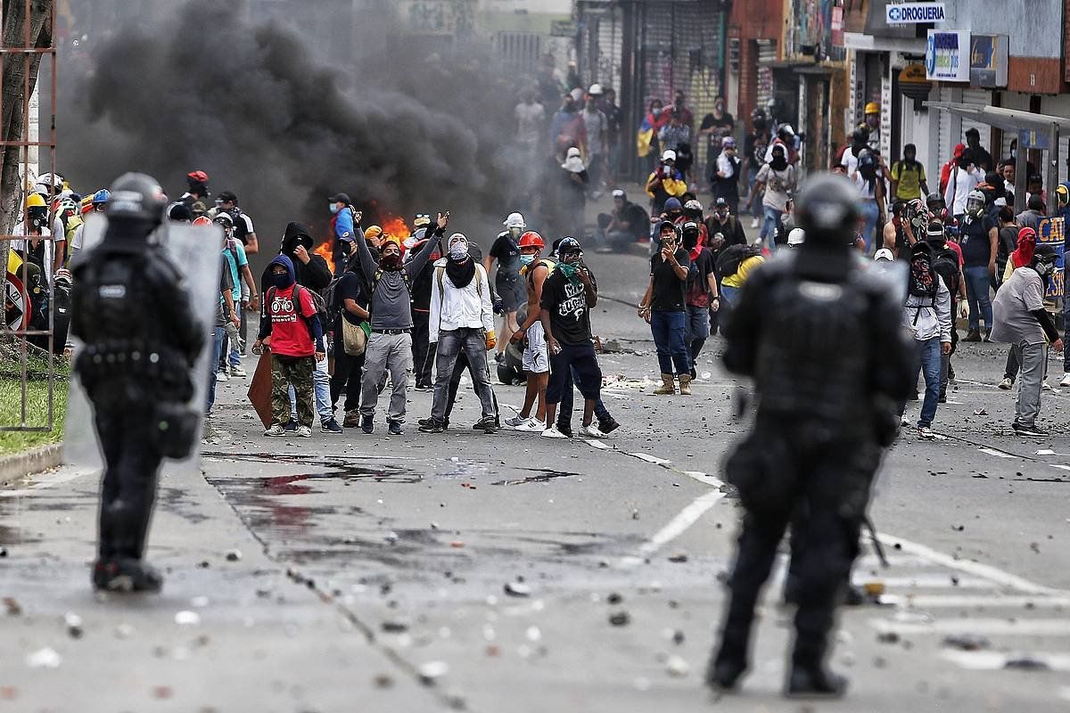 Kolonbiako Polizia manifestariei oldartzen, uztailean, Boogotan. PABLO RODRIGUEZ, EFE