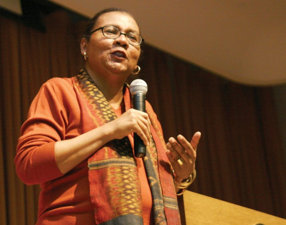 bell hooks idazle eta militante feminista, artxiboko argazki batean. CMONGIRL / WIKIMEDIA