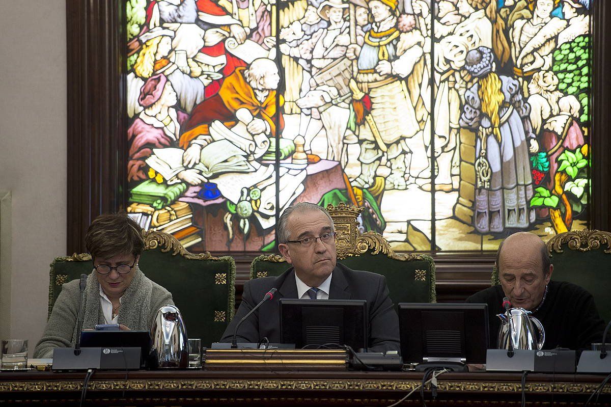 Iruñeko udal gobernu taldea, Enrique Maia alkatea erdian dela, artxiboko irudi batean. IÑIGO URIZ / FOKU