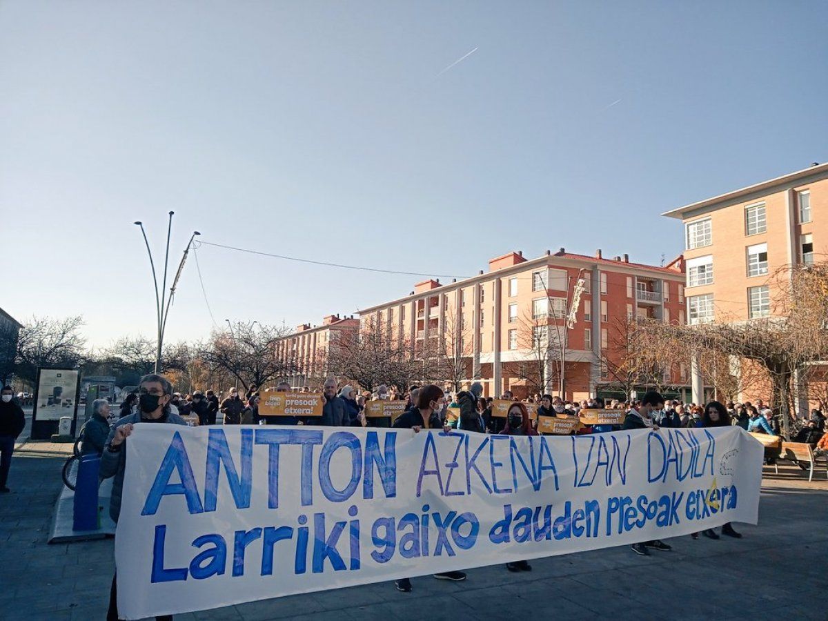 Sarek eta Etxeratek deitutako elkarretaratzea, gaur, Intxaurrondon (Donostia). SARE