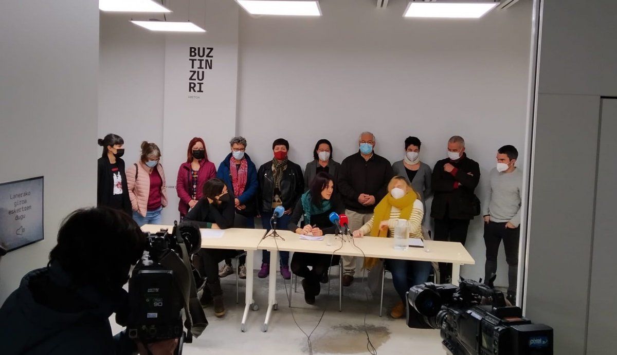 Troitiñoren senideek, Etxerat-k eta Sarek agerraldia egin dute gaur Donostian. ETXERAT