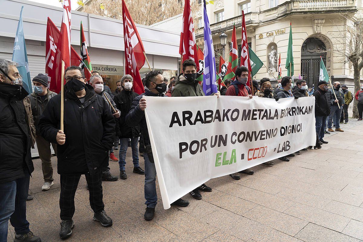 Sindikatuetako ordezkariek elkarretaratzea egin dute, gaur, Gasteizen, SEA patronalaren egoitzaren atarian. RAUL BOGAJO/FOKU