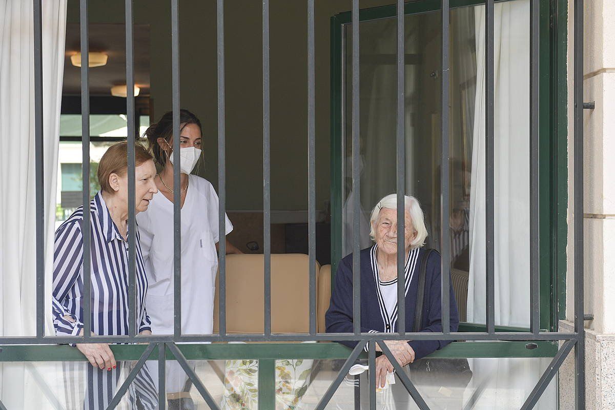 Bi egoiliar eta osasun langile bat Tuterako (Nafarroa) zahar etxe batean, artxiboko irudi batean. IDOIA ZABALETA, FOKU