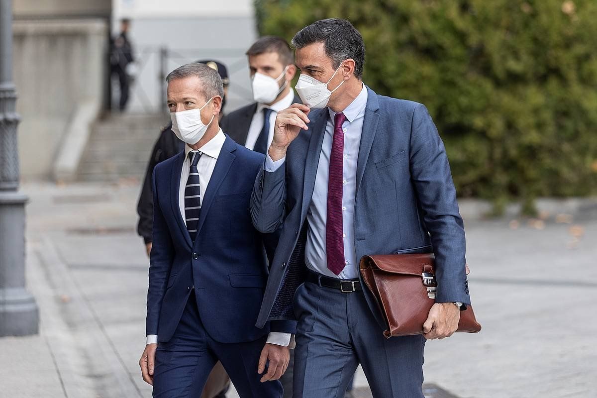 Espainiako Gobernuko Pedro Sanchez, gaur, bilerara sartu aurretik. RODRIGO JIMENEZ, EFE