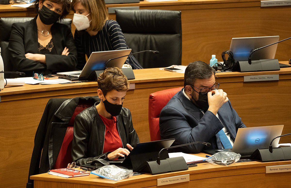 Ezkerrean, Maria Txibite Nafarroako lehendakaria, gaurko bilkuran. JAGOBA MANTEROLA / FOKU