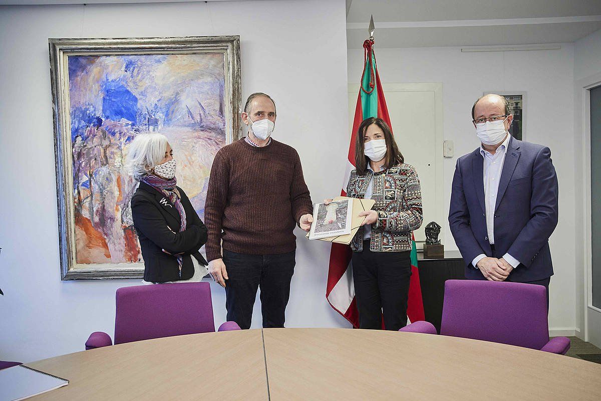 Ezkerretik, Garmendia, Garaialde, Artolazabal eta Rodriguez Ranz, txostenarekin. ASIER BASTIDA / IREKIA