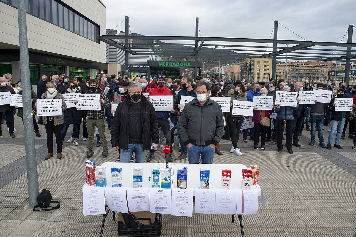 Felix Bariain (UAGN) eta Fermin Gorraiz (EHNE) eta abeltzainen protesta, Buztintxuri auzoko Mercadonaren aurrean. IñIGO URIZ / FOKU